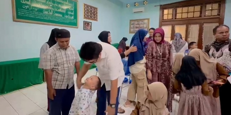MA Peduli Berbagi Kasih Sambangi Panti Asuhan di Kota Bandung dan Semarang