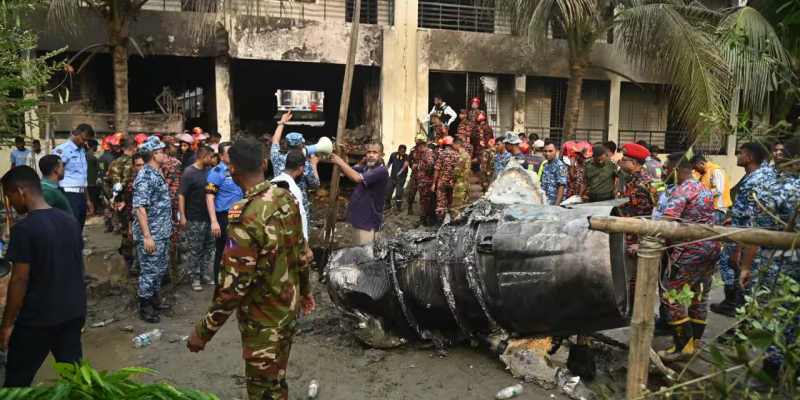 Jet Tempur Bangladesh Jatuh di Gedung Sekolah Hingga Korban Anak Bergelimpangan
