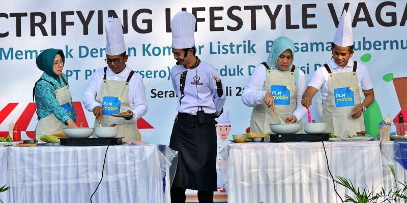 Dorong Transisi Energi, Gubernur Andra Soni Masak Menu Sehat dengan Kompor Induksi Bersama PLN