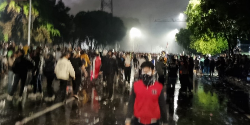 Massa Terbirit-birit Dipukul Mundur di Bawah Hujan Gas Air Mata