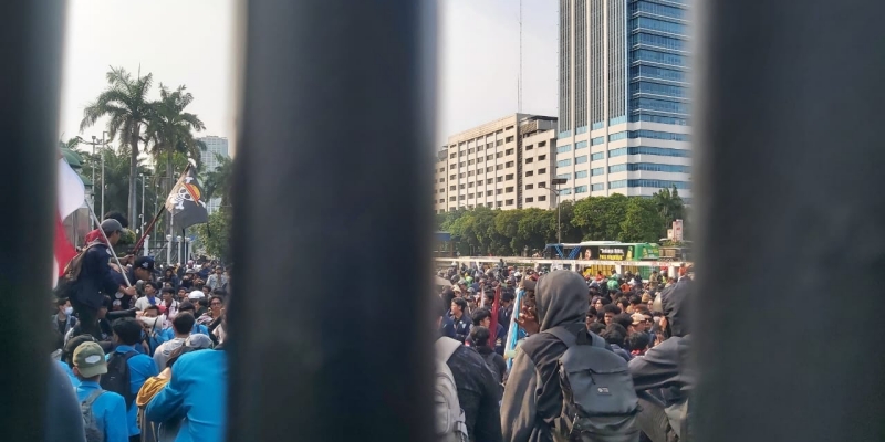 Mahasiswa Kembali Geruduk Gedung DPR