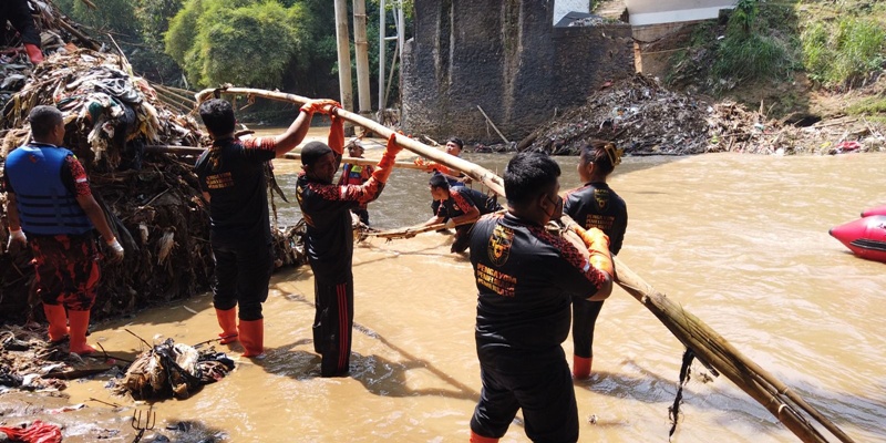 Sapma PP Jalankan Perintah Japto Bersihkan Sungai Ciliwung