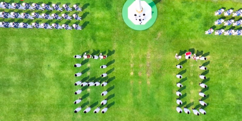 Paskibraka Bentuk Formasi Angka 80 Saat Pengibaran Bendera Pusaka