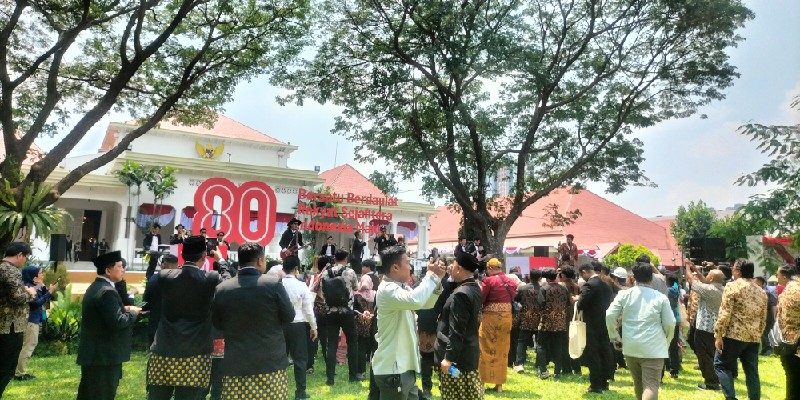 Peserta upacara mengantre untuk makan sate Padang di acara Pesta Rakyat yang digelar di halaman tengah Istana Merdeka, Jakarta, Minggu, 17 Agustus 2025 (Foto: RMOL/Hani Fatunnisa)