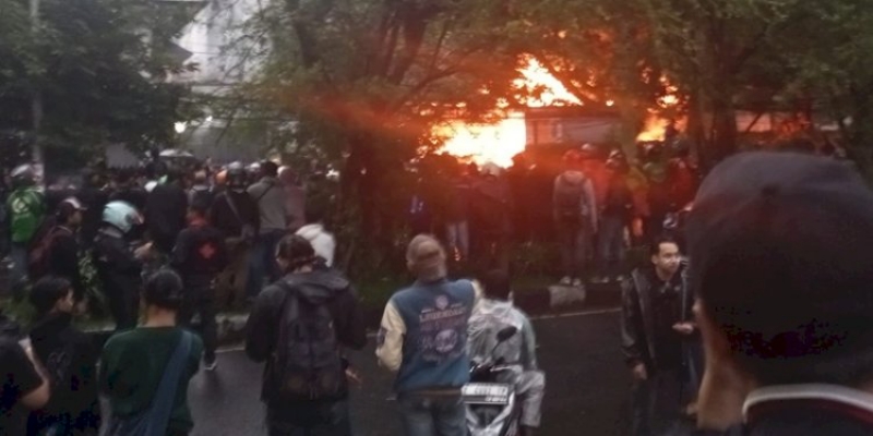 Merembet ke Bandung, Demonstran Bakar Bekas Rumah Dinas Wagub