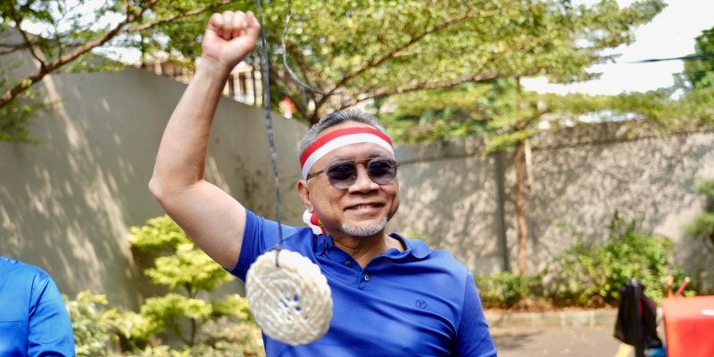 Ketua Umum PAN Zulkifli Hasan ikut lomba makan kerupuk saat perungatan HUT ke-80 RI di Kantor DPP PAN, Jakarta, Senin, 18 Agustus 2025. (Foto: Dok PAN)