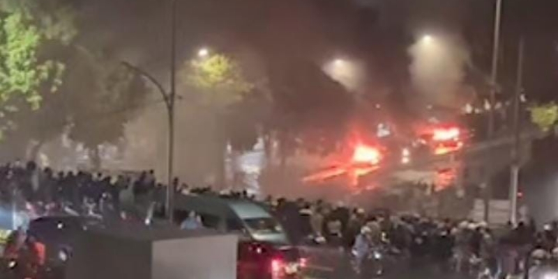 Mobil Polisi Dibakar