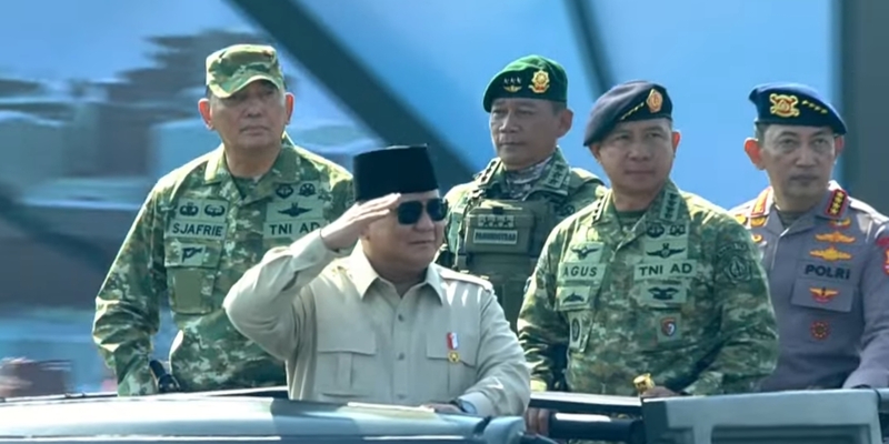 Di Atas Maung, Prabowo Inspeksi Pasukan Upacara Kehormatan Militer di Batujajar