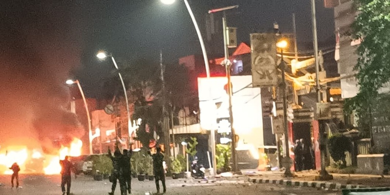 Massa Serang Polres Metro Jaktim Hingga Bakar Mobil