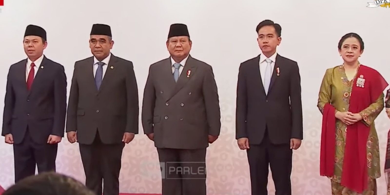 Puan Pakai Kebaya Berselendang Merah Semangat Anti-Penjajahan