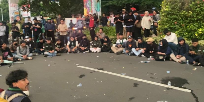 Massa HMI Tahlilan di Depan Mabes Polri