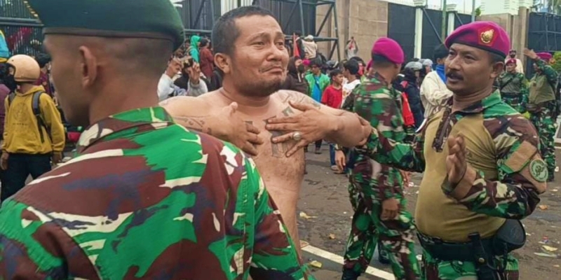 Pemuda Pematang Siantar Telanjang Dada di Gedung DPR