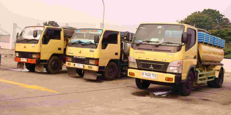 Tiga Truk Tanki Buang Tinja Sembarangan ke Selokan di Jakarta