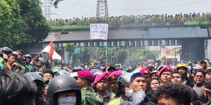 Ojol Pasang Spanduk di Fly Over Pasar Senen Kecam Pelindasan Affan