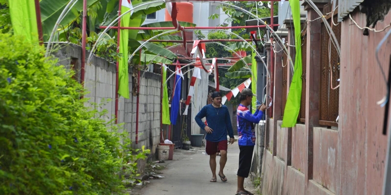 Semarak HUT RI, Warga Bekasi Bentangkan Bendera Sepanjang 1 Kilometer