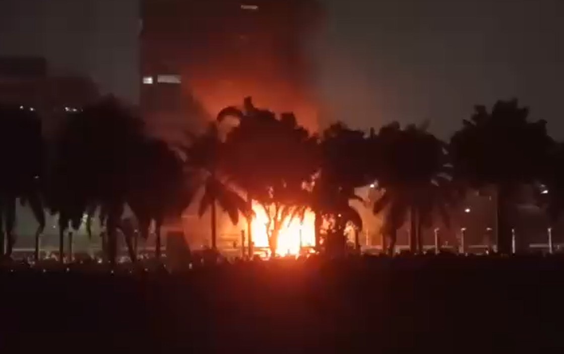 Pagar DPR Roboh, Massa Dihalau Gas Air Mata