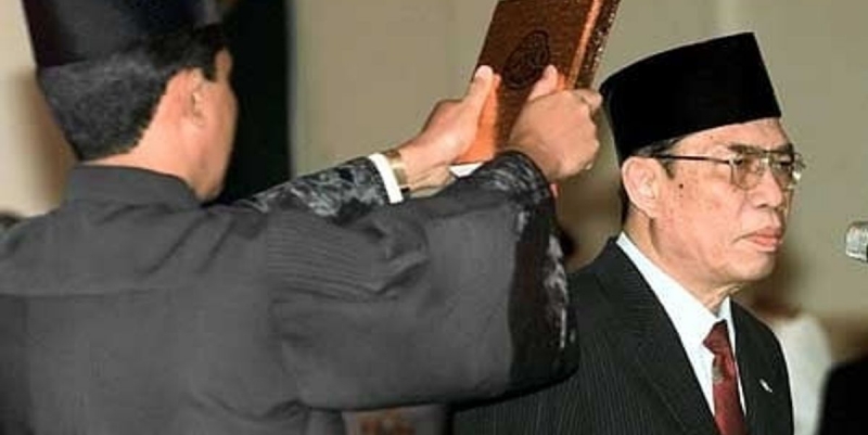 Pendekar Keadilan Baharuddin Lopa Terima Penghargaan dari Prabowo