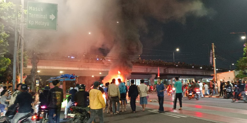 Ratusan Warga Bakar Ban di Terminal Kampung Melayu
