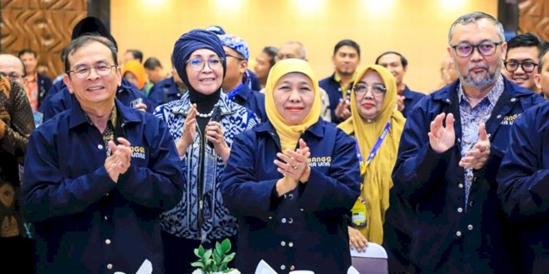 Khofifah Ajak Alumni Kibarkan Bendera UNAIR di Seven Summits Indonesia