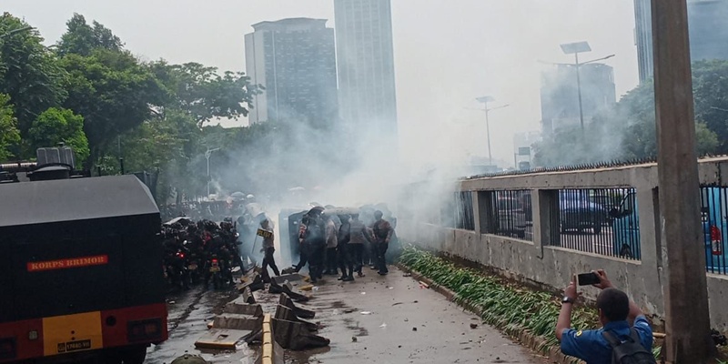 Demonstran di DPR Kocar-kacir Terkena Gas Air Mata