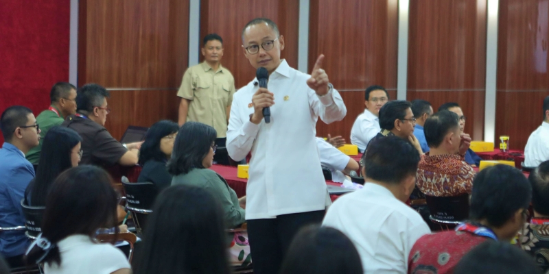 Dialog di Unsrat Manado, Eddy Soeparno: Masyarakat Berhak Atas Lingkungan Bersih dan Sehat