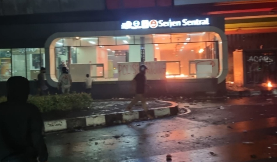 Daftar Halte TransJakarta yang Dibakar dan Dijarah Massa