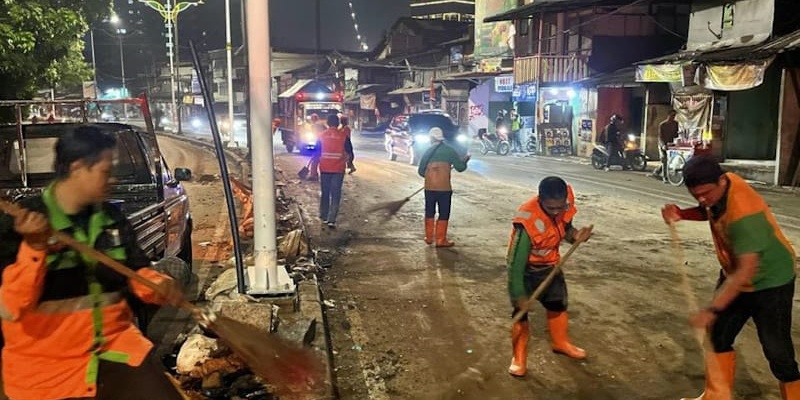 Operasi Kilat DLH DKI Angkut 18,72 Ton Sampah Usai Demo DPR
