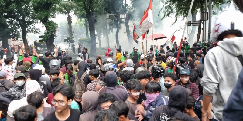 Tembakan Gas Air Membabi Buta saat Massa Coba Jebol Mako Brimob