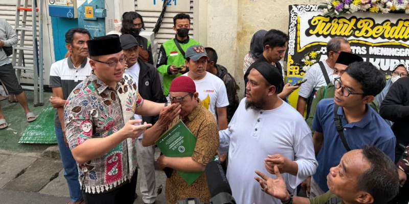 Anggota DPRD DKI Jakarta dari Fraksi PDI Perjuangan, Hardiyanto Kenneth menyambangi kediaman mendiang pengemudi ojek online, Affan Kurniawan (21), yang meninggal dunia usai dilindas kendaraan taktis (rantis) milik Brimob (Foto: Dokumentasi Pribadi Kenneth)