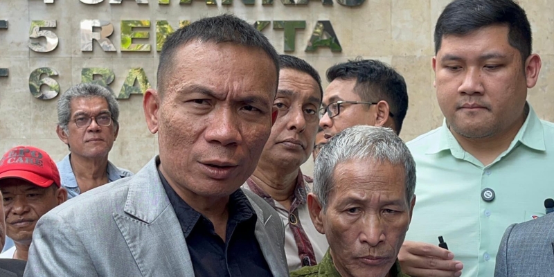 Rismon Sianipar Tenteng Buku Forensik Mentahkan Keaslian Ijazah Jokowi