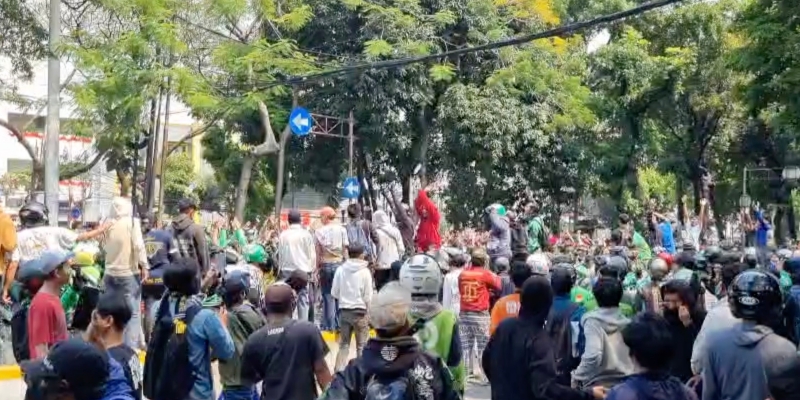 Demo Ojol di Brimob Kwitang Memanas