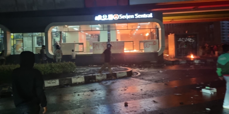 Anarko di Pasar Senen Rusak Halte Transjakarta dan Jarah Minimarket