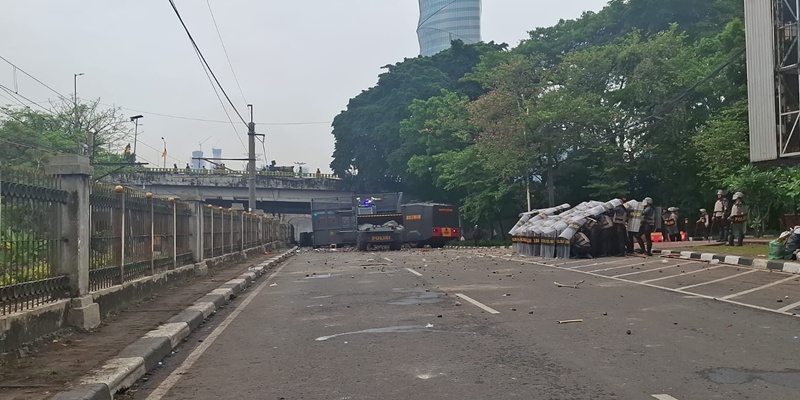 Jalan Protokol di Sekitar Stasiun Palmerah Lumpuh Total