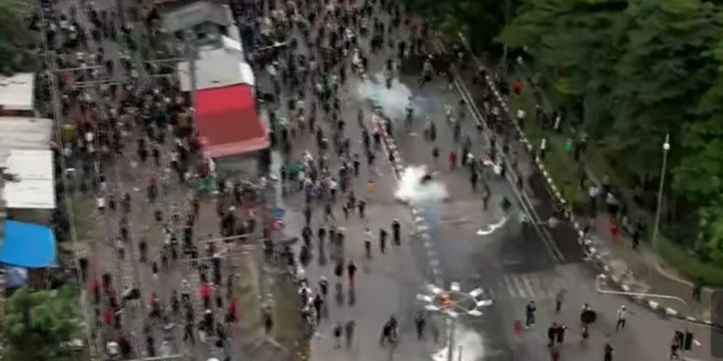 Gas Air Mata Bikin Aksi Massa di Gedung DPR Porak-poranda