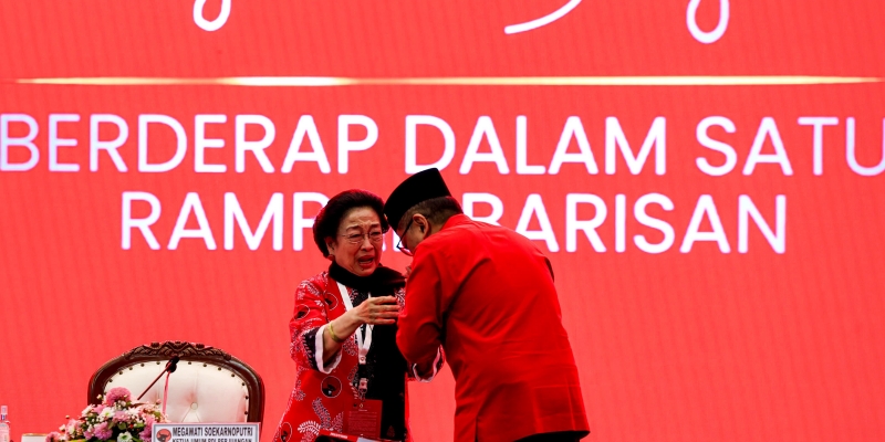 Tangis Megawati Pecah saat Hasto Tiba di Arena Kongres PDIP