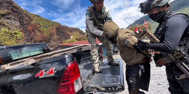Satgas Damai Cartenz Tangkap KKB yang Bunuh Polisi