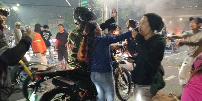 Warga Sempatkan Selfie Bareng TNI di Tengah Demo Membara