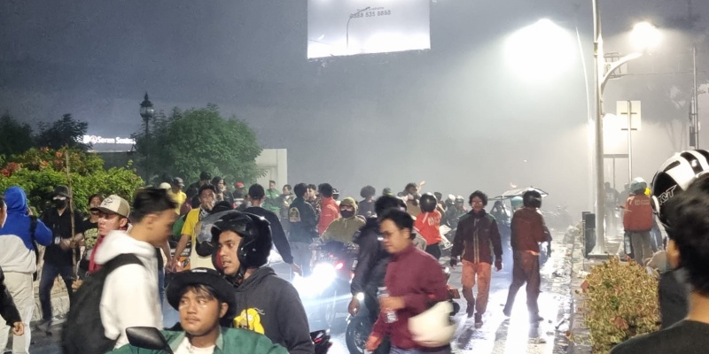 Asap Gas Air Mata Selimuti Kwitang hingga Senen