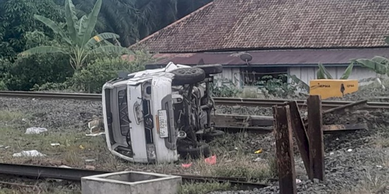 Diduga Petugas Palang Lalai, Mobil Ikan Dihantam Kereta di Muara Enim