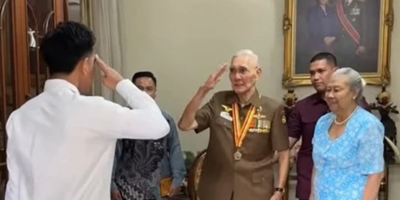 Menerima Hormat Gibran