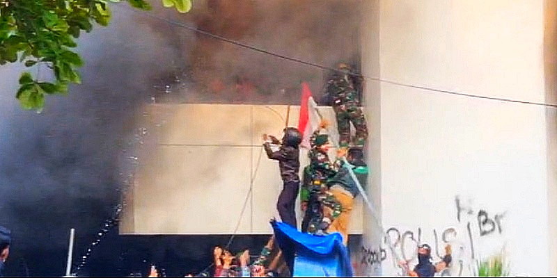 Aksi Heroik TNI Selamatkan Warga dari Gedung yang Terbakar