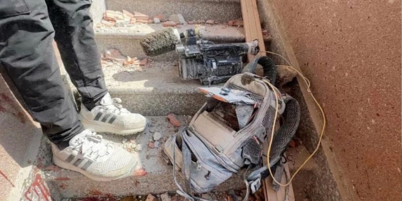 Absurd Melawan Absurd