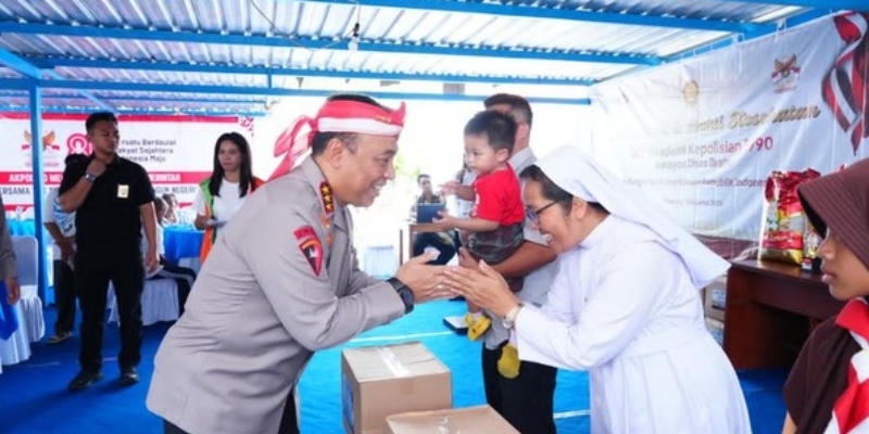 Wakapolri Salurkan Ratusan Bansos ke Biarawati dan Lansia