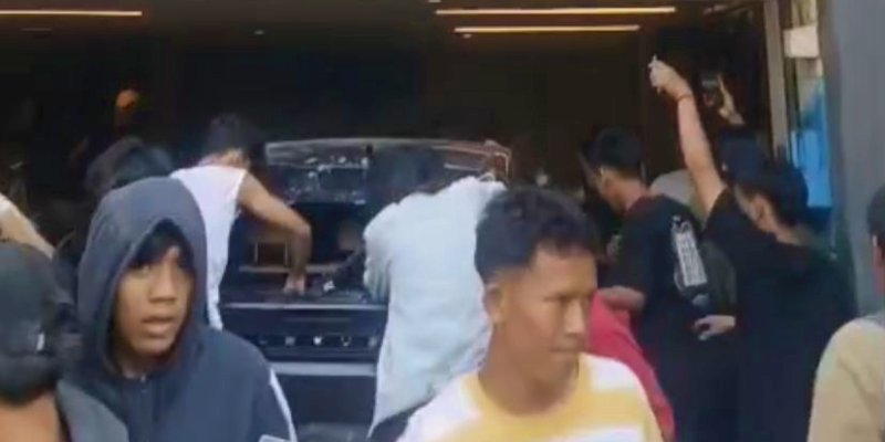 Rumah Ahmad Sahroni Diobrak-abrik Massa