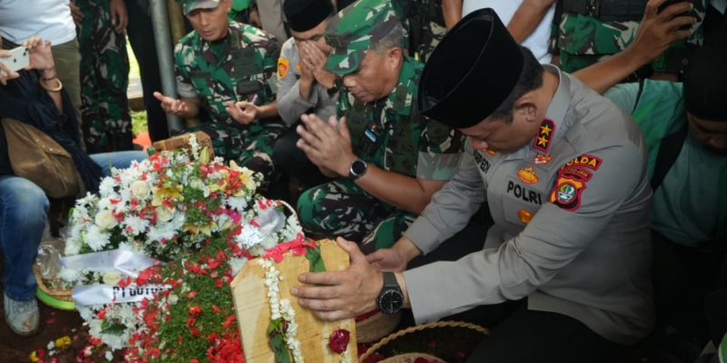 Hadiri Pemakaman Affan, Kapolda Janji Transparan Adili 7 Anggota Brimob