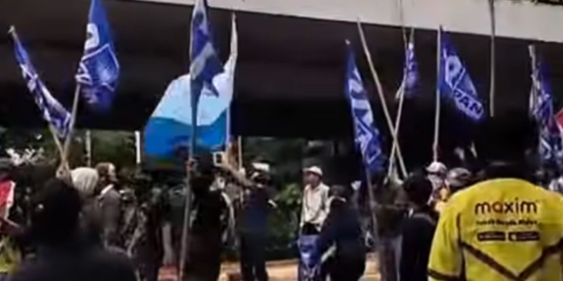 Bendera PAN Disabotase Demonstran