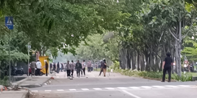 Massa Mulai Serang Mapolres Metro Bekasi Kota Jelang Magrib