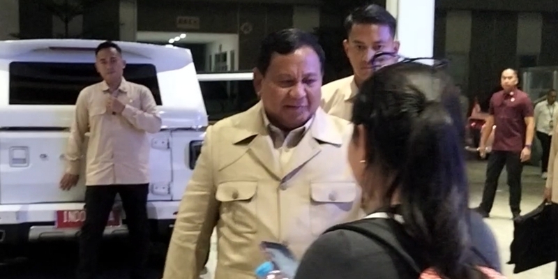 Penumpang Whoosh Antusias Berebut Swafoto Bareng Presiden di Bandung