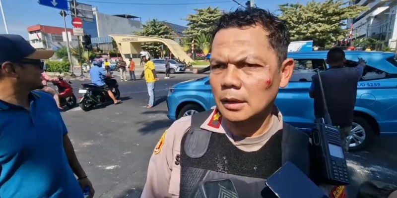 Kapolsek Jatinegara Terkena Lemparan Batu Pengunjuk Rasa