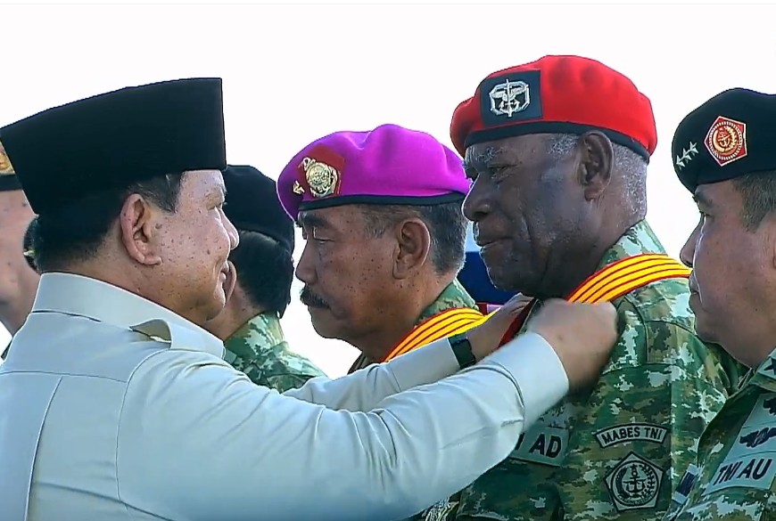 Prabowo Beri Bintang Sakti dan Naikkan Pangkat Anak Buah Saat Operasi Mapenduma